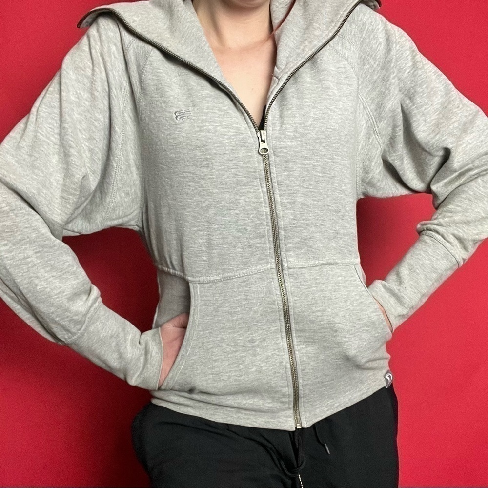 Grey fitted zip up sweater 🤍🖤